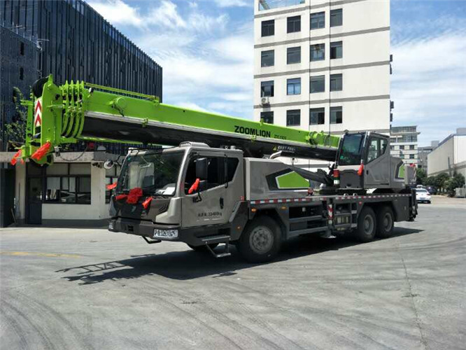 阿尔山市跨街广告牌的高空安装注意事项