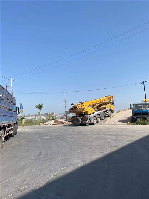 阿尔山市25吨吊车的租赁价格大概是多少？