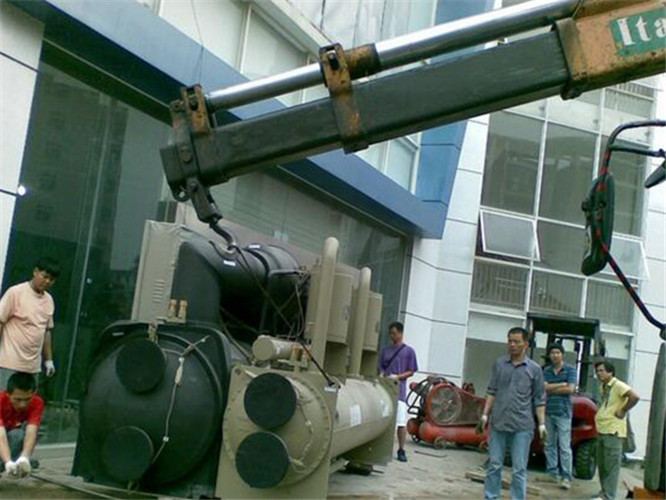 阿尔山市随车吊和汽车吊的核心区别是什么？哪种更省钱？